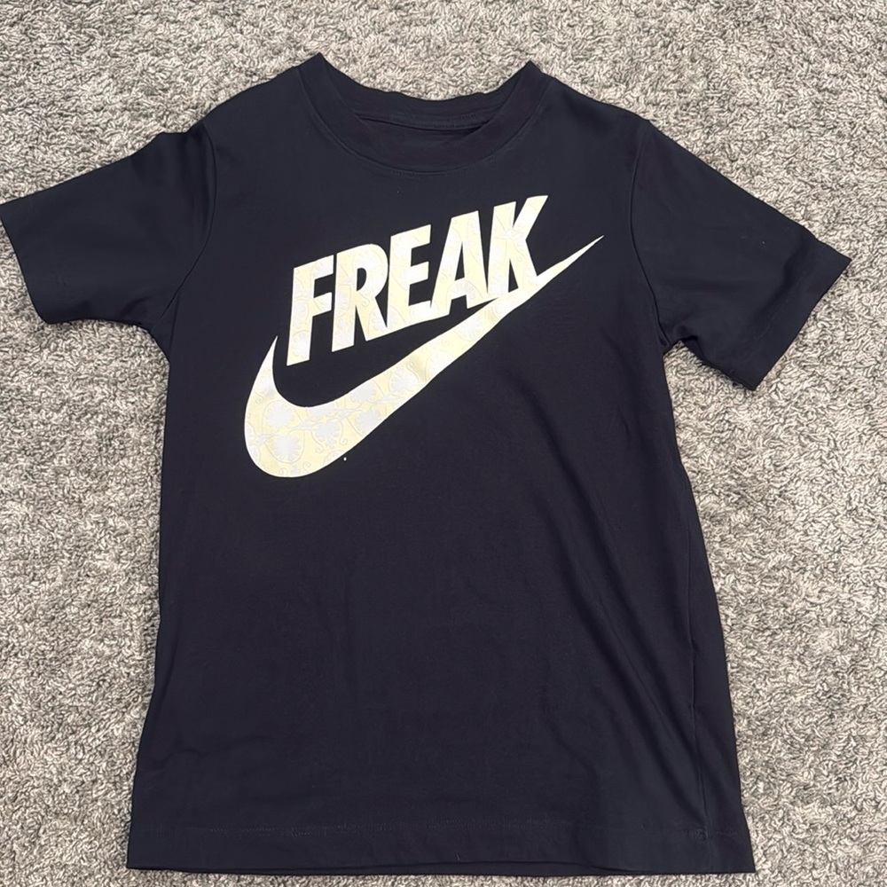 Boys Nike Giannis black t-shirt size S
